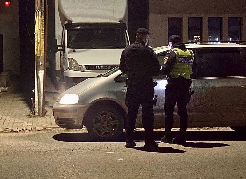 Bărbat amendat de polițiști după ce a fost prins cu trei porci într-o remorcă