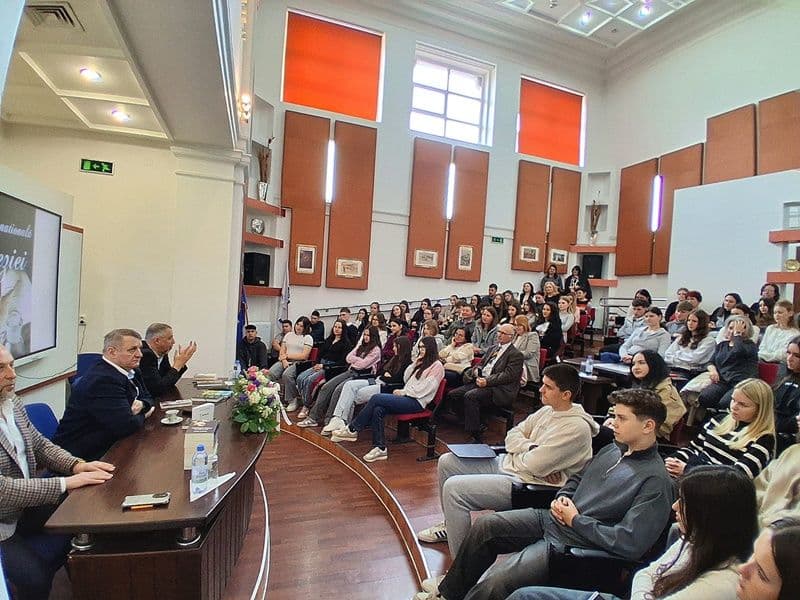 O întâlnire cu literatura vie în CNGG Dorohoi: Dan Lungu și Viorel Ilișoi