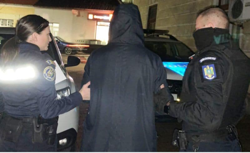 Doi bărbați au fost surprinși de polițiști chiar în timp ce furau dintr-o societate 
