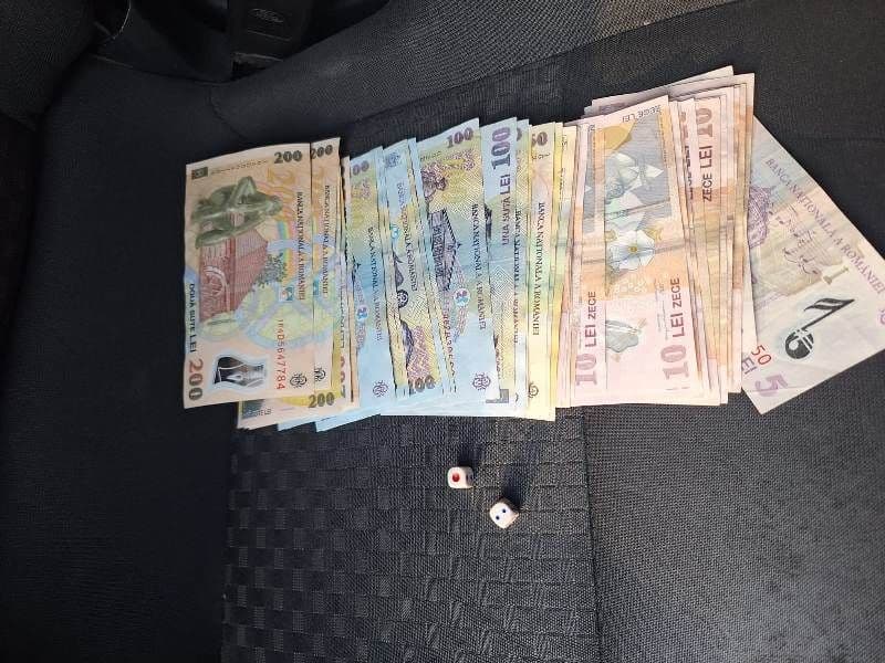 Barbut în plină stradă oprit de jandarmii botoșăneni. Amenzi și zaruri confiscate