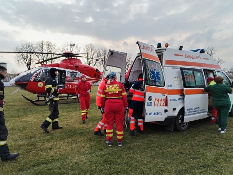 Tânăr de 21 de ani în stare gravă, victimă a unui accident rutier, preluat de elicopterul SMURD de la Dorohoi