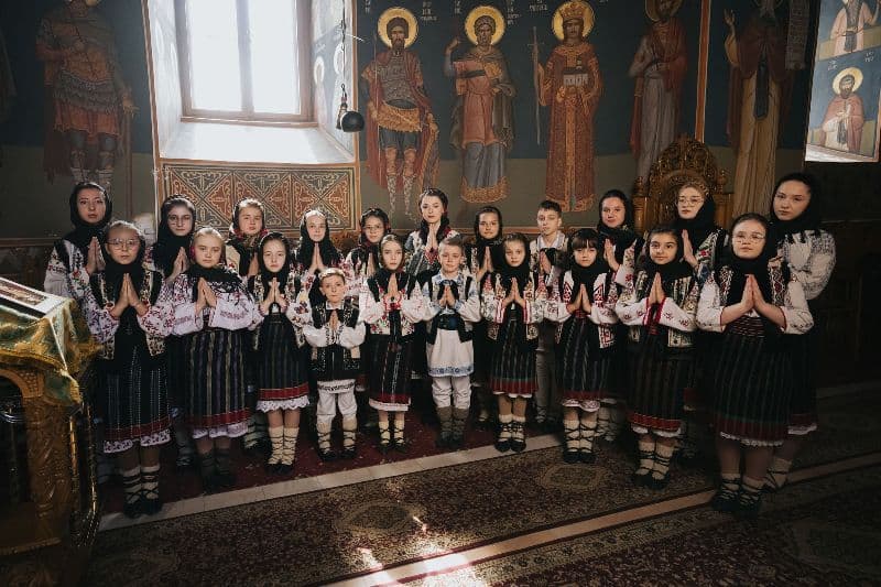Lorena Dupu lansează o interpretare emoționantă a rugăciunii „Tatăl nostru” alături de Grupul „Cununița”