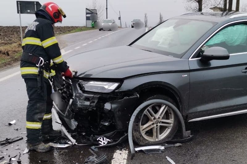 Accident! Două mașini s-au izbit frontal la Vlădeni