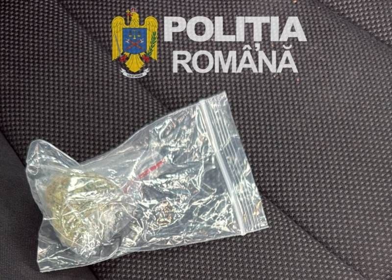 Substanțe interzise găsite de polițiști într-un autoturism