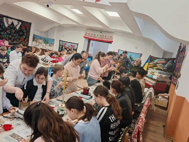 Ceară, culoare și tradiție: elevii din Pomârla au transformat școala într-un atelier pascal