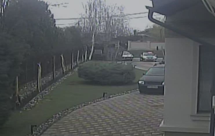 Trei persoane au pătruns în curtea unui necunoscut pentru a se sustrage controlului polițiștilor