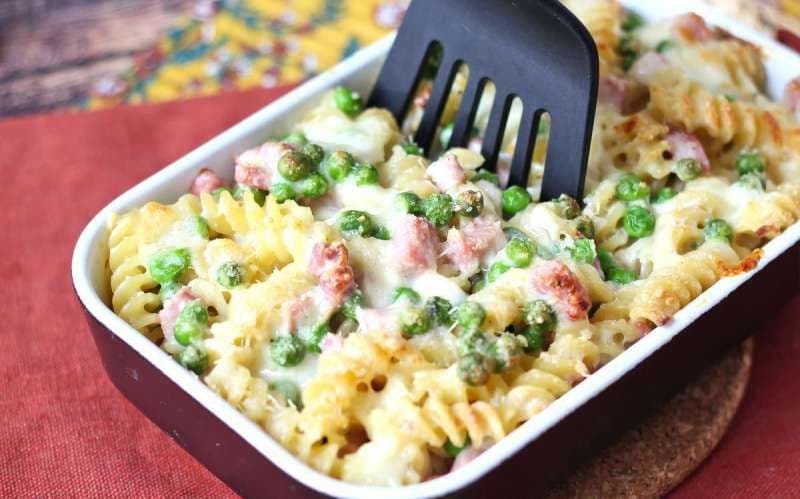 Paste cremoase la cuptor cu mazăre și șuncă gratinată