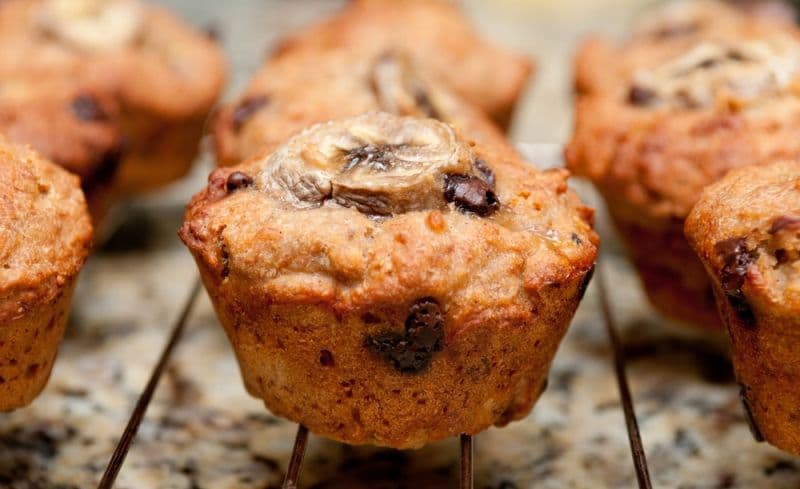 Brioșe cu banane și fulgi de ciocolată