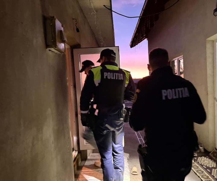 14 mandate de percheziție domiciliară puse în aplicare de polițiști. Două persoane reținute - FOTO