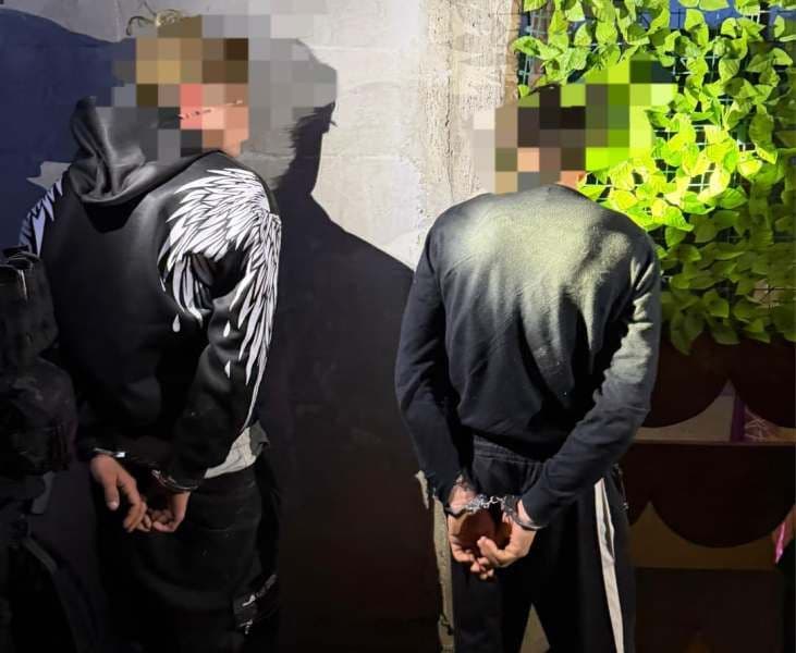 Doi tineri reținuți pentru lovire sau alte violențe, violarea vieții private și șantaj