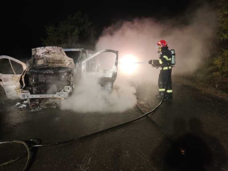 Incendiu la un autoturism parcat într-o curte din Botoșani: mașina a ars complet