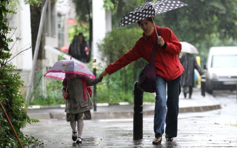Urmează o săptămână ploioasă în toată ţara. Cum va fi vremea de 1 Mai
