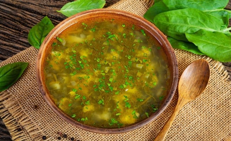 Ciorbă de ștevie, lobodă și salată verde