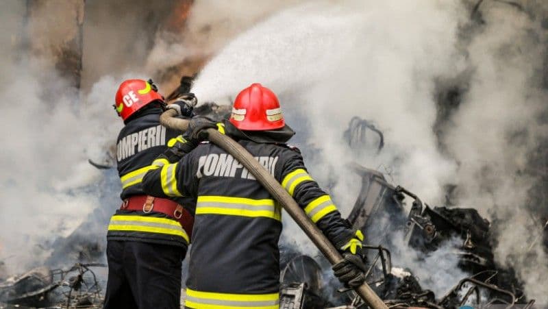 Incendiu nocturn la Vlădeni: acoperișul unei case a fost grav afectat