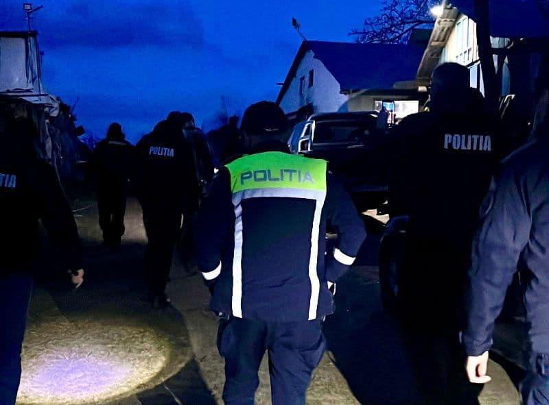 Percheziții la Ștefănești! Bunuri în valoare de 12.000 de lei identificate și ridicate de polițiști