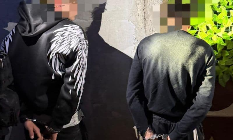 Trei tineri reținuți după ce au distrus geamurile unei case și au agresat fizic proprietarul