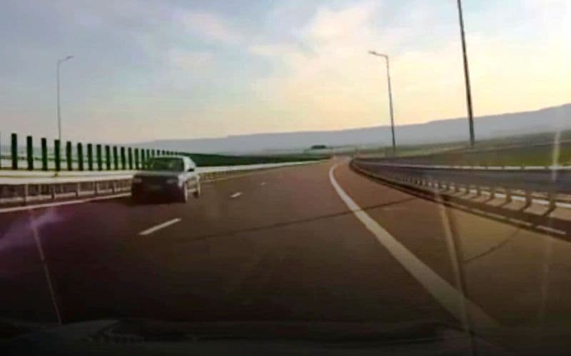 Un șofer de 75 de ani a mers 22 km pe contrasens pe Autostrada Moldovei și a fost oprit de polițiști înainte de o tragedie
