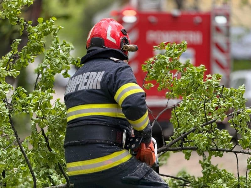 În mai puțin de o oră pompierii au intervenit la patru incidente produse de vântul puternic