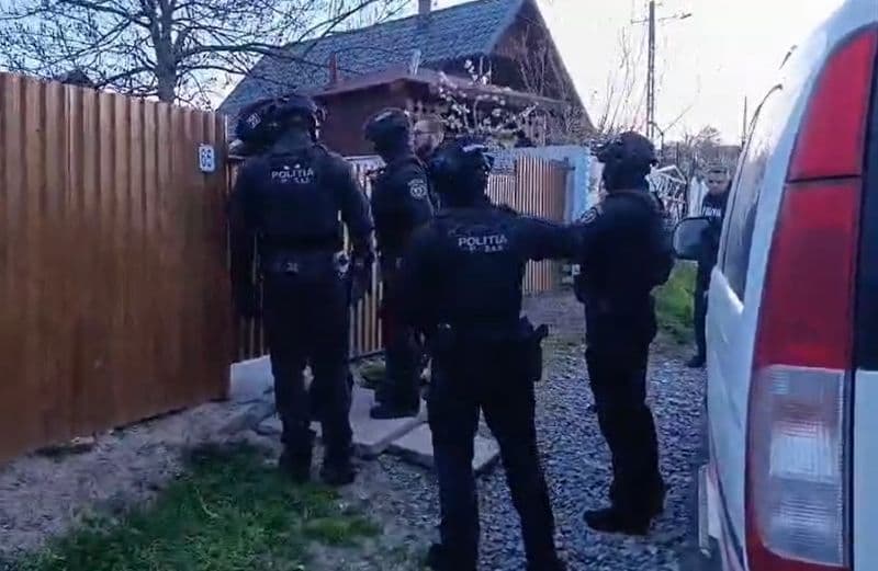 Percheziții la Vârfu Câmpului după o postare pe o rețea de socializare. Armă ridicată de polițiști
