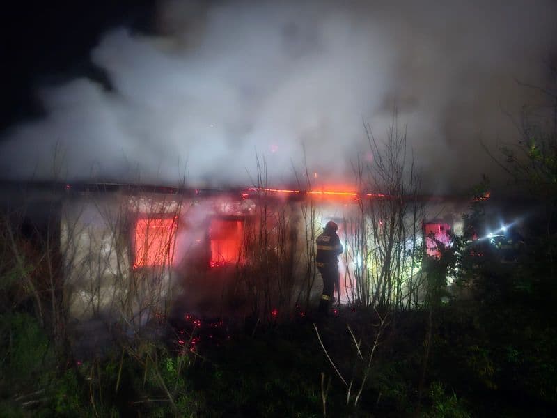 Casă din Popeni și magazie din Havârna distruse în urma unor incendii