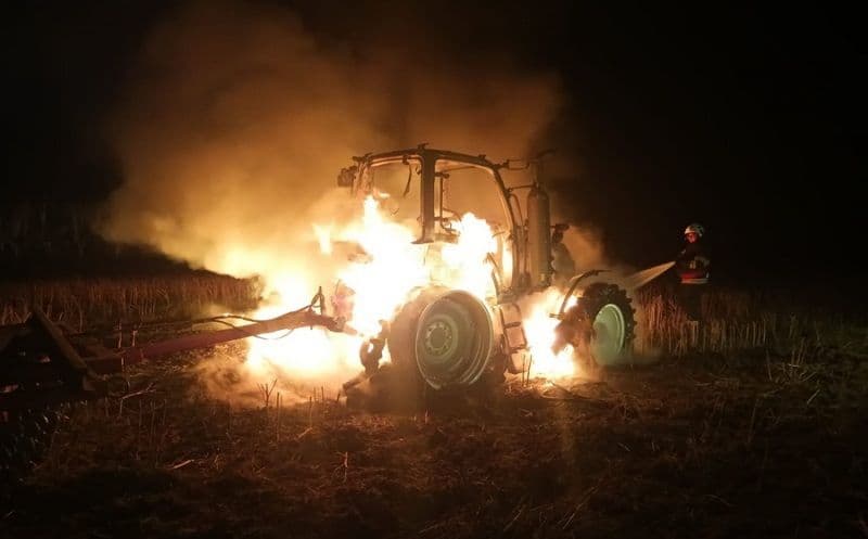 Tractor parcat într-o gospodărie, mistuit de flăcări
