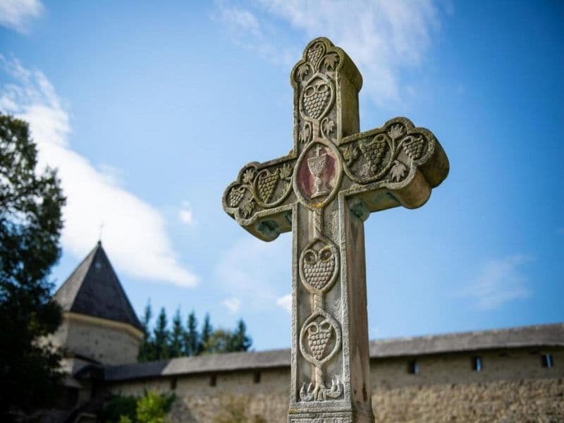 SINAXAR – 7 Mai – Arătarea pe cer a semnului Sfintei Cruci în Ierusalim; Sf. Mc. Acachie şi Codrat