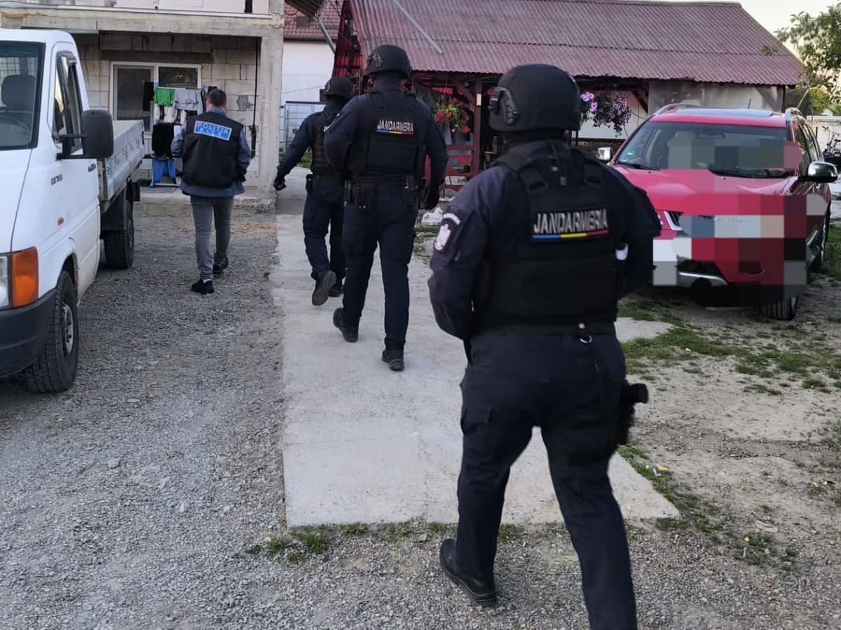 Percheziții de amploare în comunele Mihai Eminescu, Vlădeni și Curtești, pentru fapte de corupție. Cinci persoane conduse la poliție - FOTO