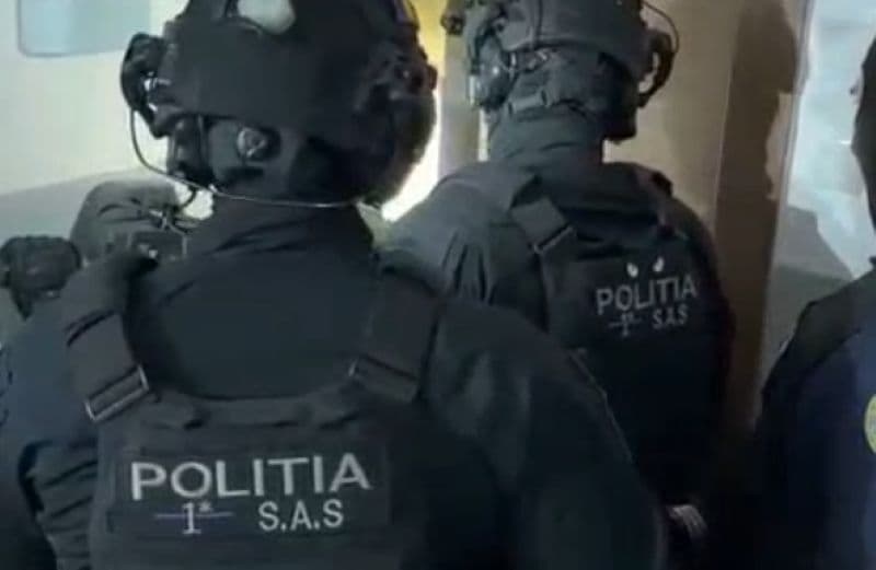 Reținut de polițiștii de crimă organizată pentru că vindea droguri tinerilor din Botoșani