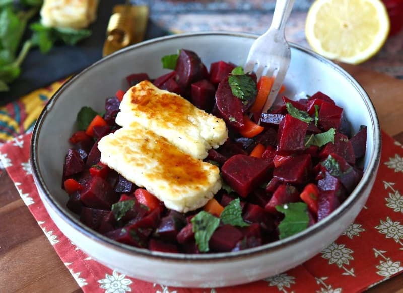 Salată de sfeclă cu halloumi la grătar