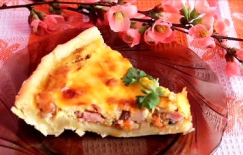 Tartă aperitiv cu kaiser și legume