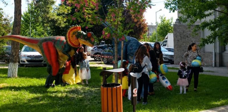 Copiii au călătorit în timp la expoziția de dinozauri din Dorohoi
