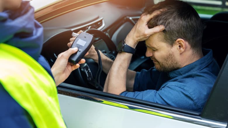 Tânăr de 22 de ani depistat la volan sub influența alcoolului și fără permis. A fost reținut pentru 24 de ore