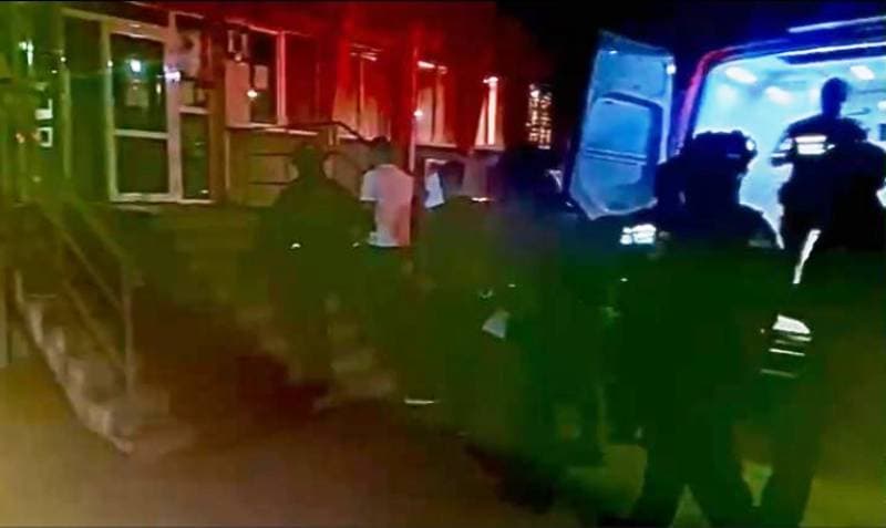 Trei tineri prinși în flagrant delict. Au spart o locuință de unde au sustras mai multe bunuri