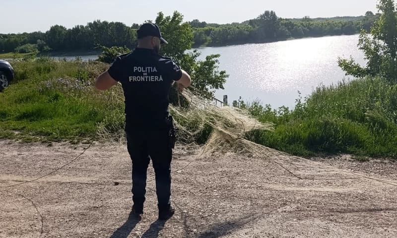 O nouă lovitură dată braconierilor: 160 de metri de plase ilegale scoase din apă de polițiștii de frontieră botoșăneni