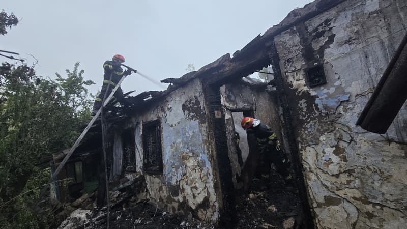 Casă distrusă de un incendiu violent izbucnit noaptea trecută - FOTO