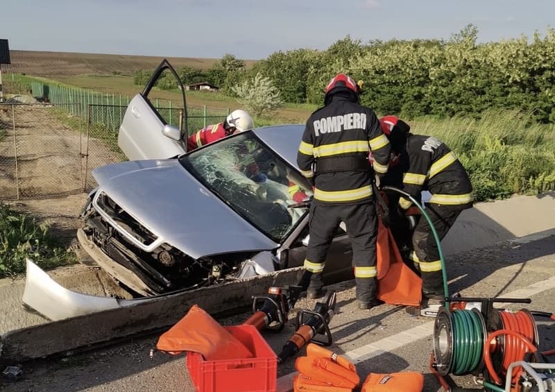 Accident! Bărbat rămas încarcerat după ce mașina pe care o conducea a ajuns în șanțul de pe marginea drumului