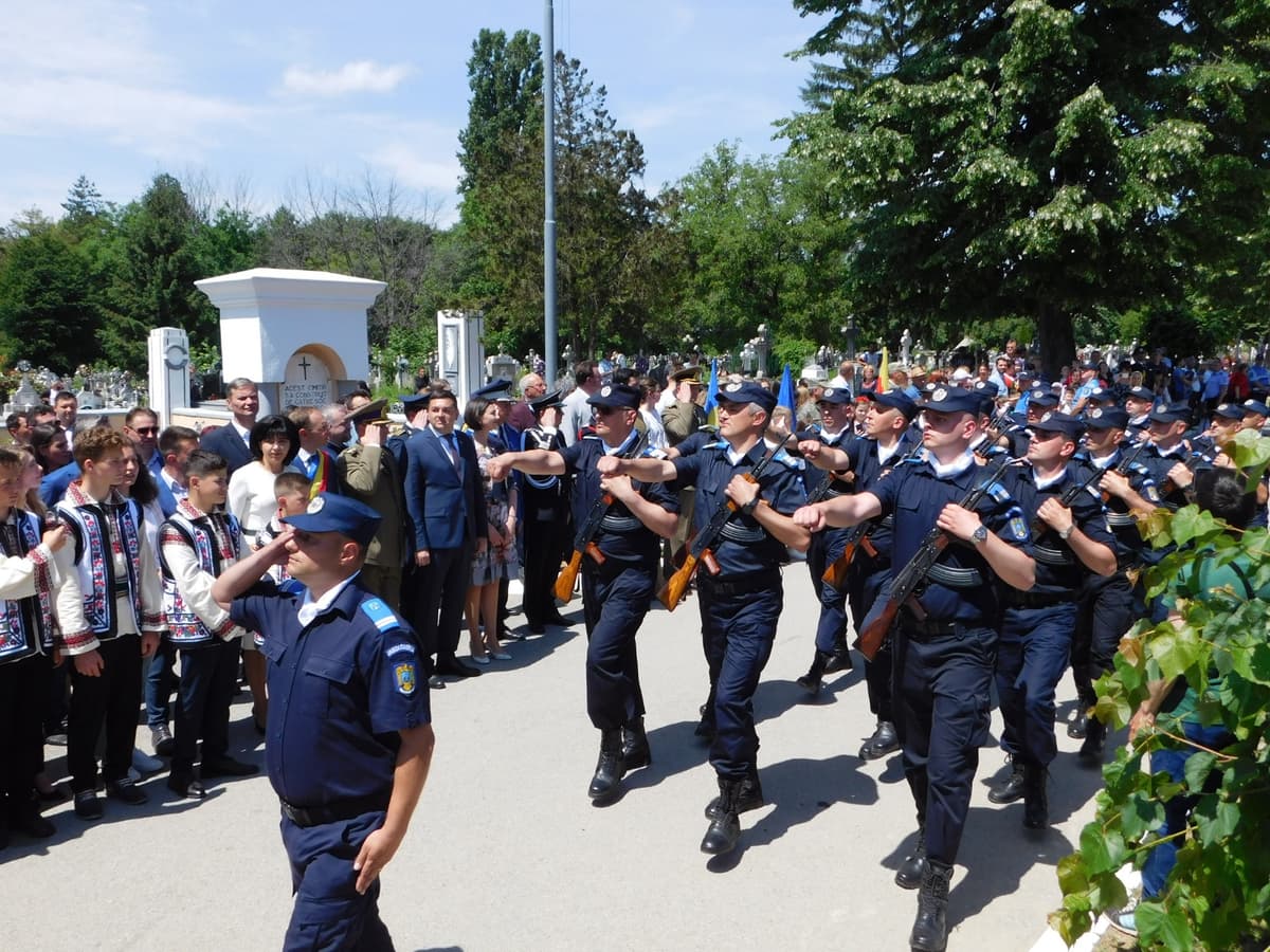 Jandarmii botoșăneni, la datorie pentru siguranța manifestărilor dedicate Zilei Eroilor și Festivalului Bujorului
