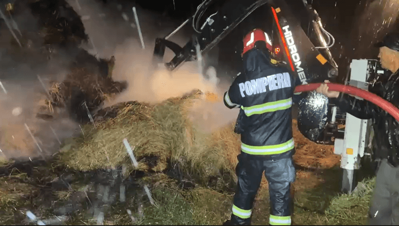 Incendiu violent la un depozit de furaje după ce a fost lovit de trăsnet