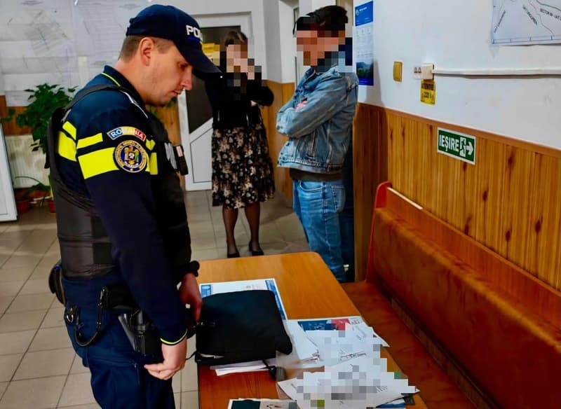 Percheziții într-un dosar penal privind infracțiunile de fals material în înscrisuri și uz de fals la o unitate administrativ teritorială din județ