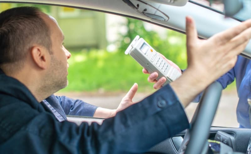 Șofer reținut 24 de ore pentru conducere sub influența alcoolului, fără permis și furt în scop de folosință