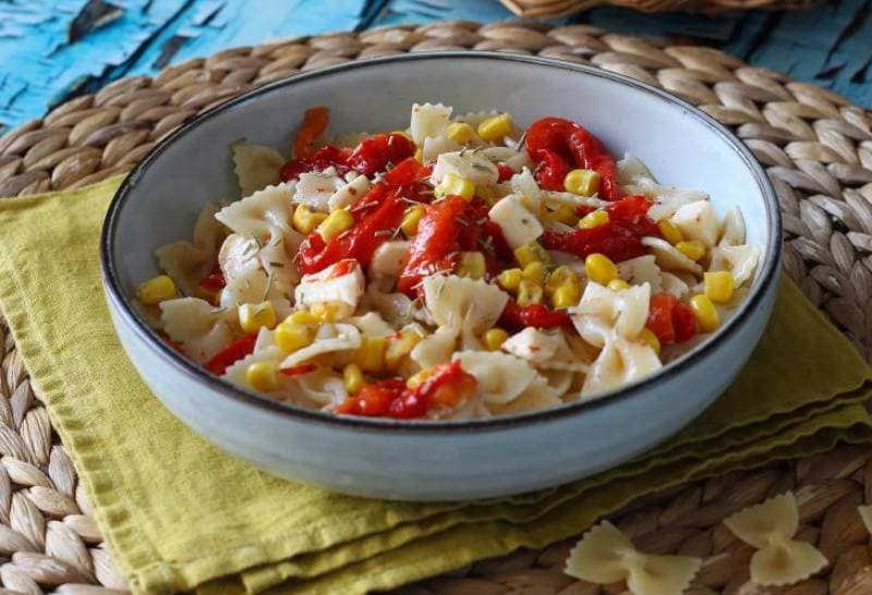 Salată de paste cu ardei, porumb și mozzarella