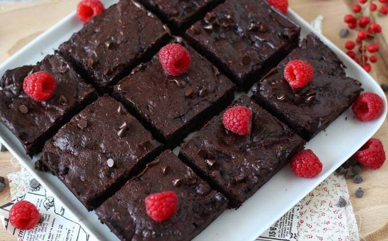 Brownie cu ciocolată și zmeură
