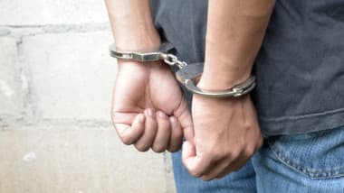 Scandal la terasa unui local din Dângeni. Un bărbat a fost reținut după ce a lovit o femeie
