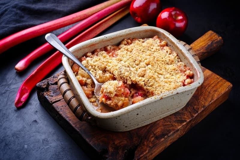 Crumble cu rubarbă și mere