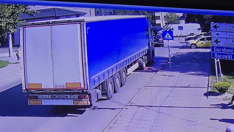 TIR surprins în centrul municipiului Dorohoi. Polițiștii locali l-au amendat pe șofer