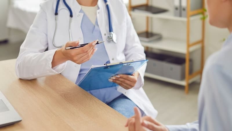 Medic stomatolog reținut pentru obținerea ilegală de fonduri