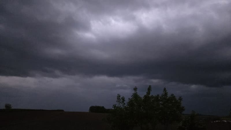 Meteorologii anunță perioade cu instabilitate atmosferică, averse, descărcări electrice și vânt pentru județul Botoșani