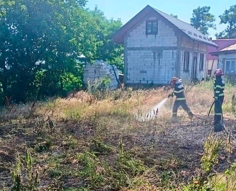 Incendiu într-o gospodărie din Câmpeni: flăcările au amenințat două locuințe