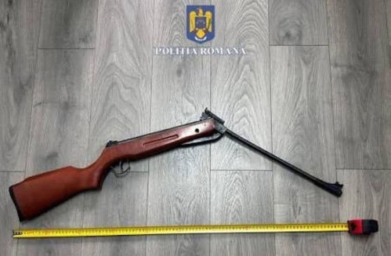 Armă deținută ilegal, ridicată de polițiști