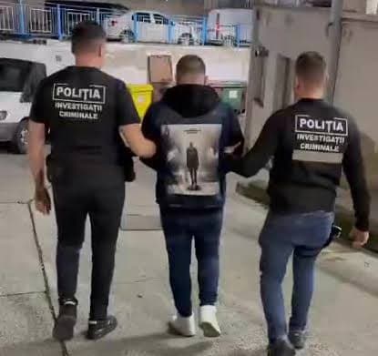 Tânăr reținut de polițiști, după ce a furat un telefon mobil